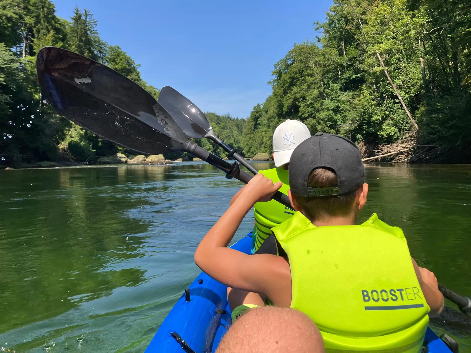 Kids paddling a kayak on the River Traun – family adventure at TraunXperience