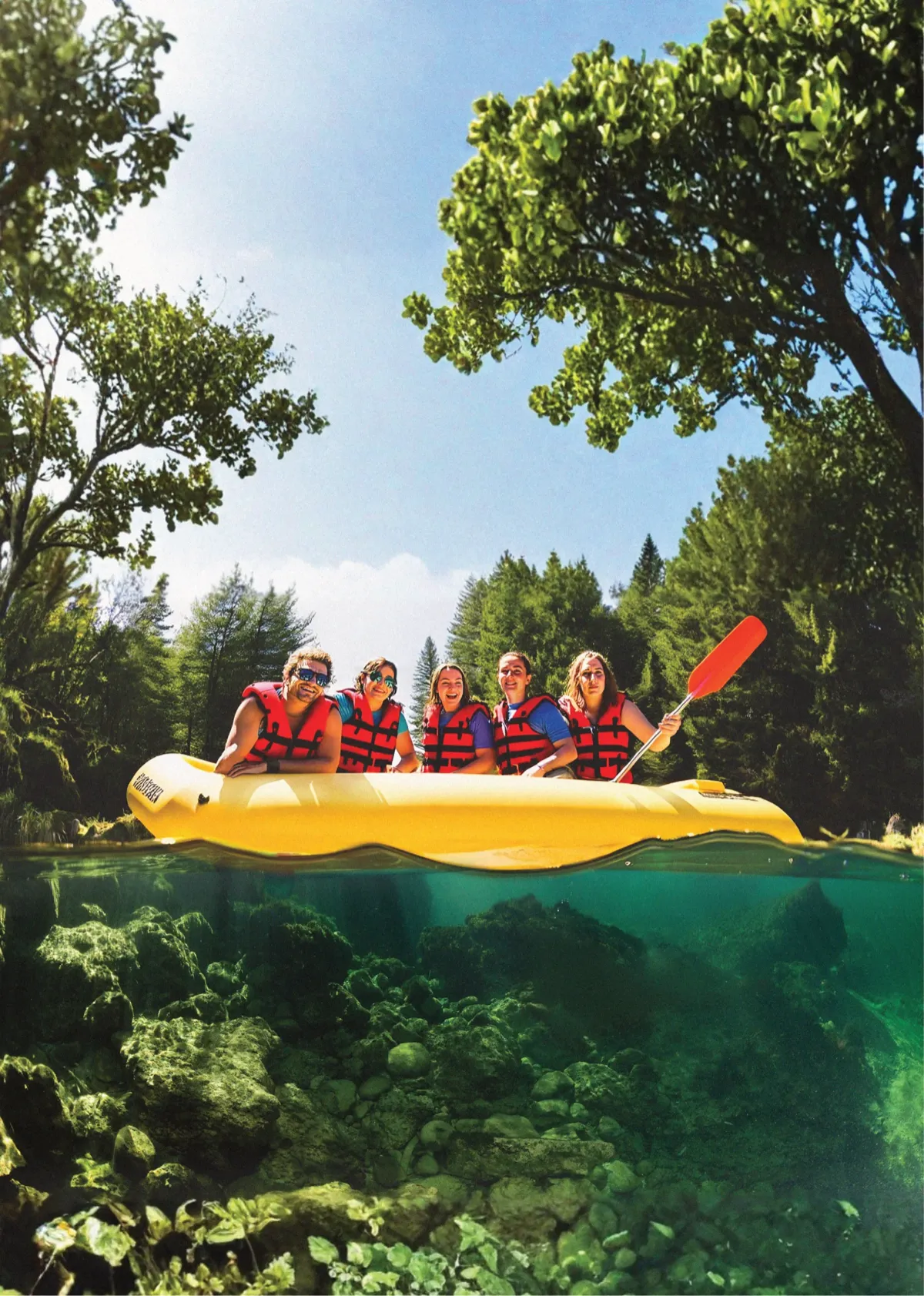 Bootstour durch die Traunschlucht – türkises Wasser zwischen Felswänden
