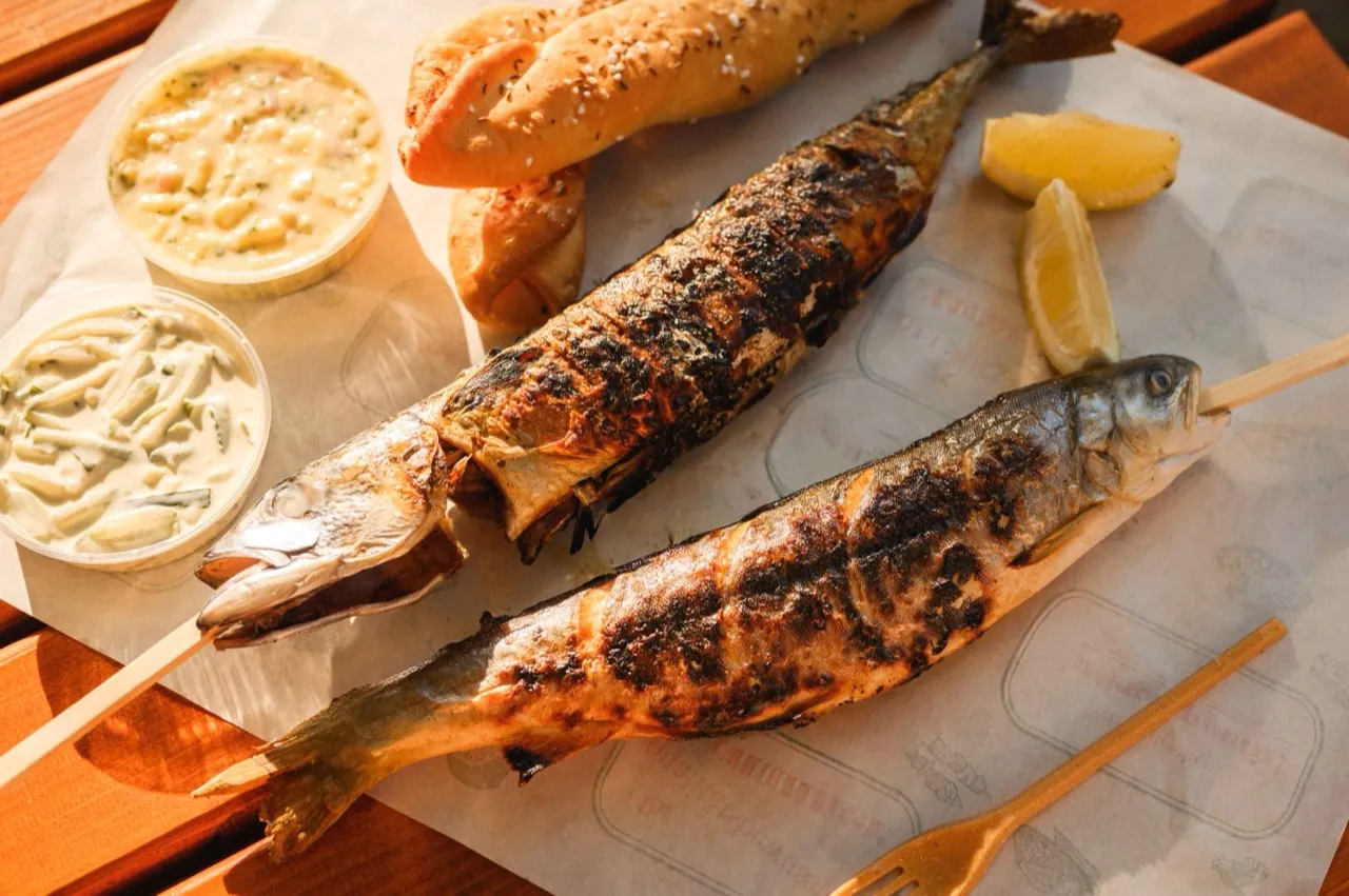 Steckerlfischbraterei Wenk – Grilled fish at the bathing island in Lambach