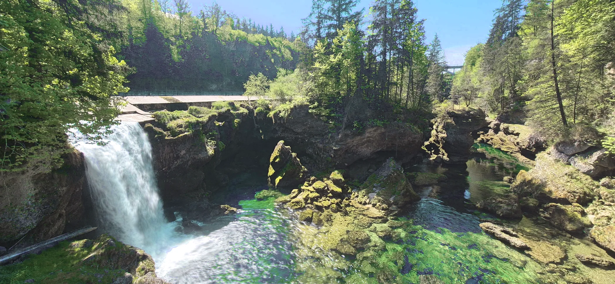 Felswände der Traunschlucht mit türkisem Wasser