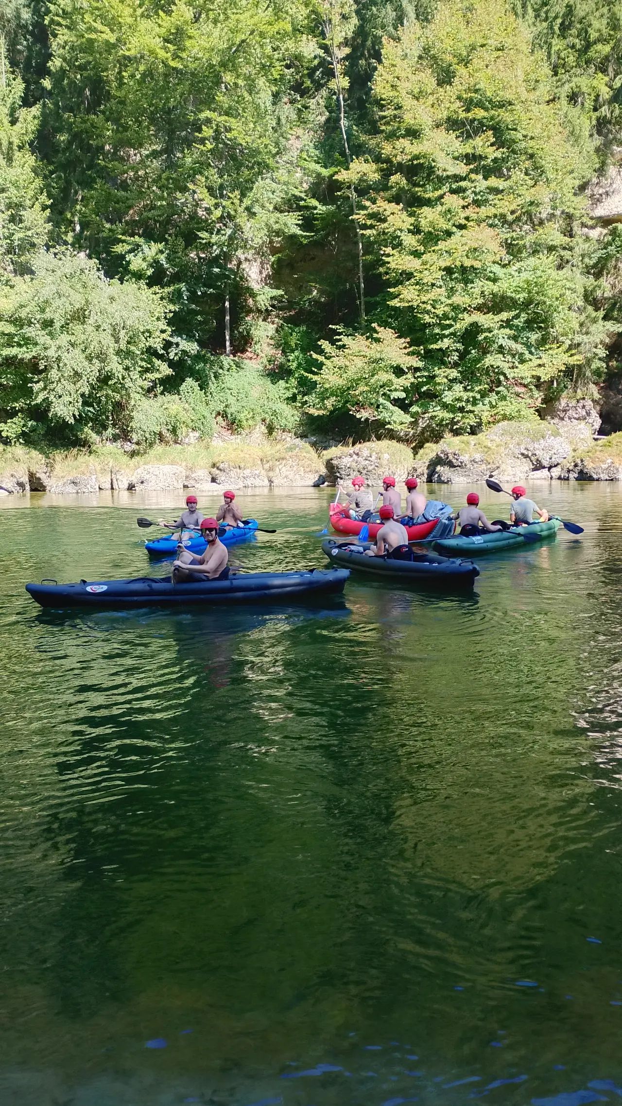 Gruppe mit Kajaks und Helmen paddelt durch die Traunschlucht
