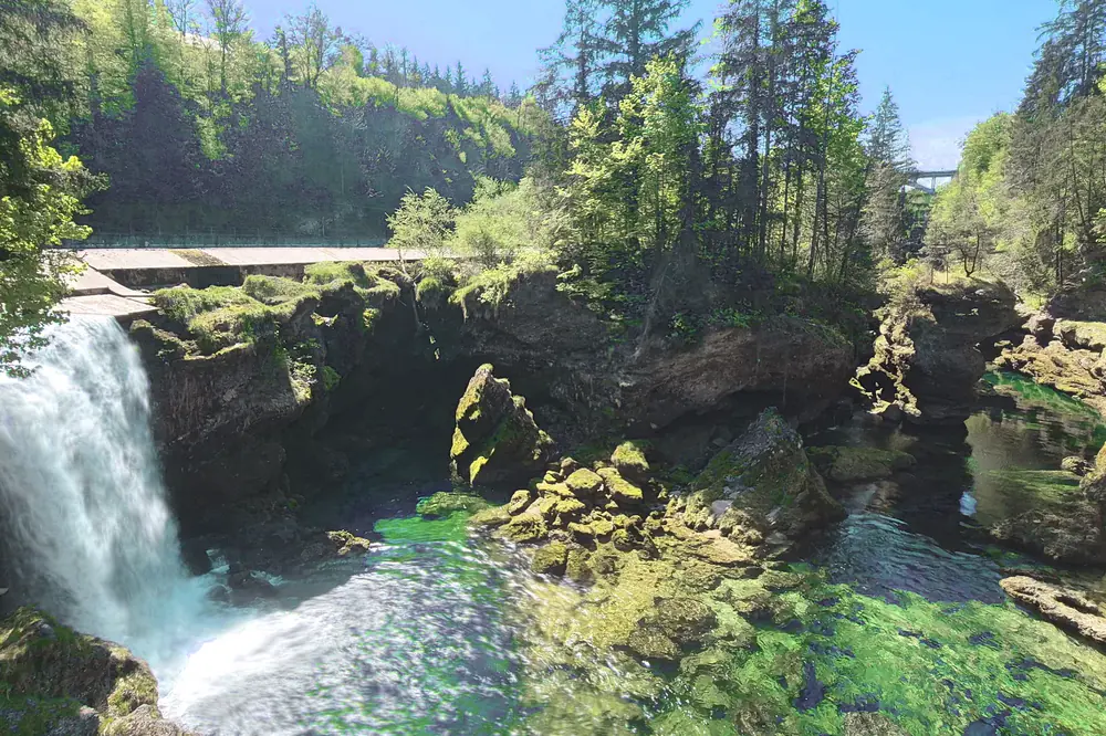 Wasserfall am Traunfall mit Felsen und klarem Wasser