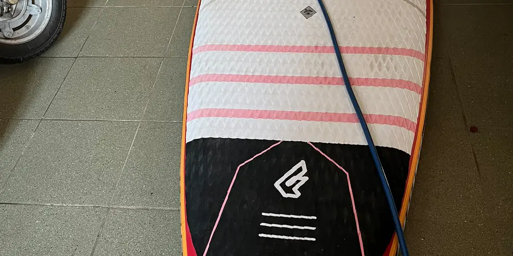 Aufblasbares Fanatic-SUP wird in der Werkstatt aufgepumpt und geprüft
